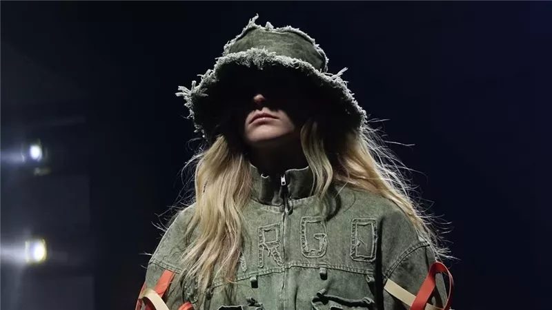 أشكال ديناميكية وتعبير جريء… officialcargo_ يطلق هويته في Riyadh Fashion Week