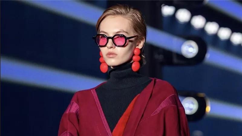 تصاميم “قرمز” تضيء ممرات Riyadh Fashion Week وتكشف ملامح جديدة للأناقة السعودية