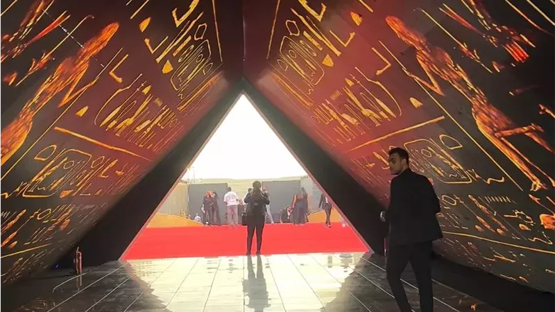 بالصور| الاستعدادات النهائية قبل انطلاق حفل الجرامي في الأهرامات