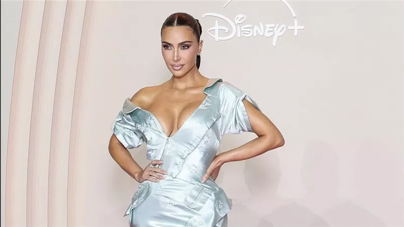 كيم كارداشيان تحتفل بميلادها الـ45 بإطلالة من أرشيف Dior في عرض 