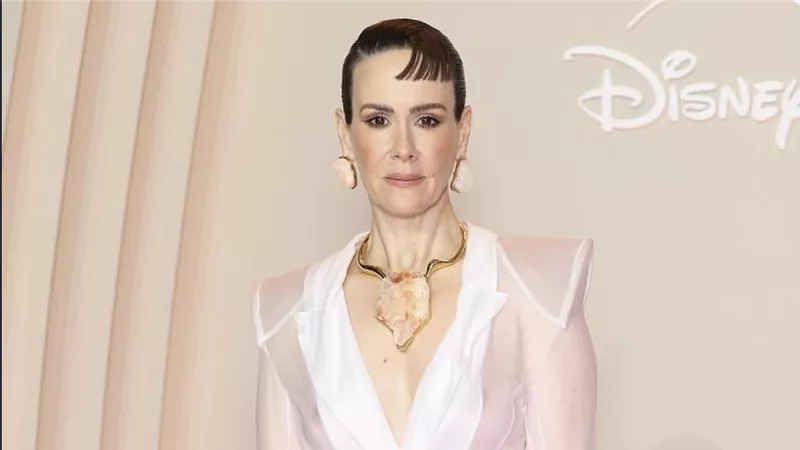 سارة بولسون تتألق بتصميم فني من Schiaparelli في عرض ربيع/صيف 2026