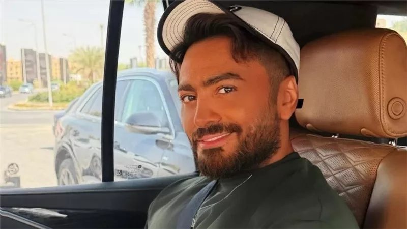 تامر حسني يخضع لعملية جراحية في يده بعد إصابة في الصالة الرياضية ويطمئن جمهوره