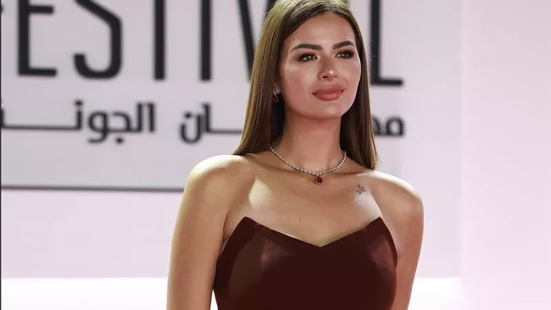 هنادي مهنا تتألق بفستان بورجاندي في ختام مهرجان الجونة السينمائي
