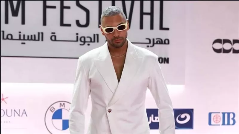 حسن أبو الروس يفاجئ الجمهور بإطلالة جريئة وشعر أبيض في ختام مهرجان الجونة السينمائي