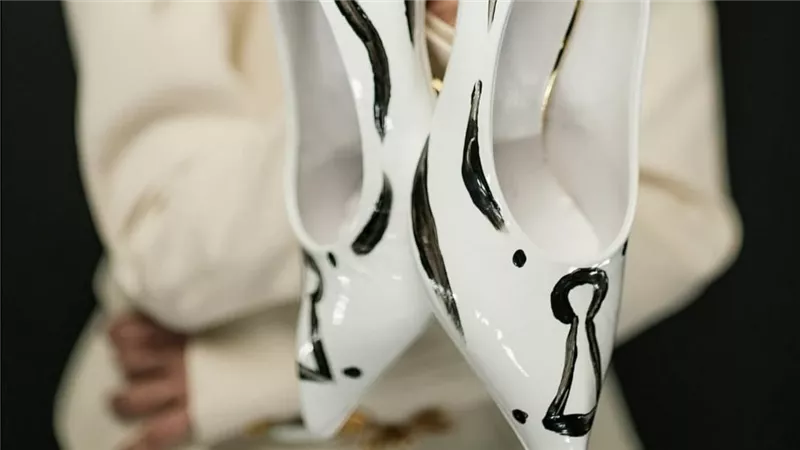 Schiaparelli تخطف الأنظار بحذاء Pedicure Pumps في عرض ربيع/صيف 2026