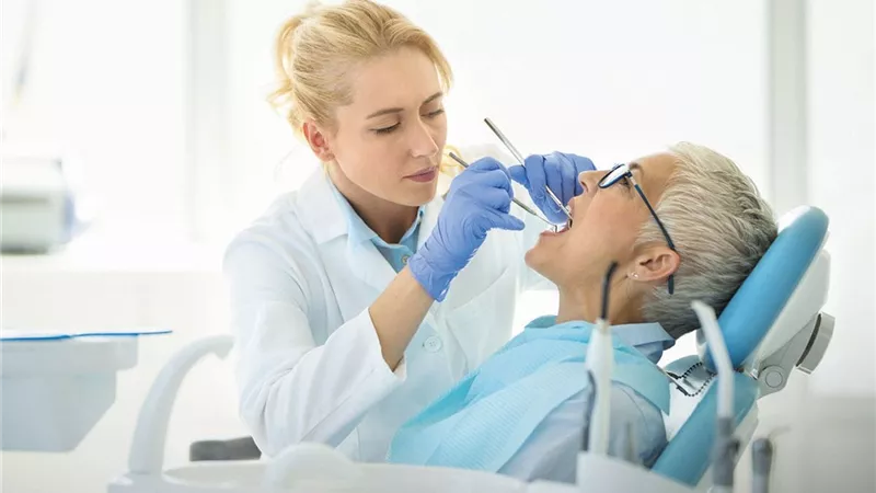 دراسة: حالة الأسنان قد تزيد من خطر الإصابة بالخرف والسكتات الدماغية