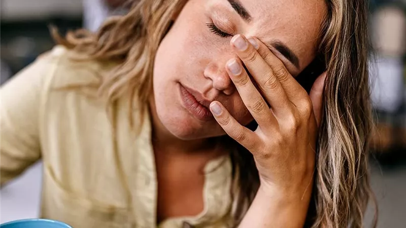 هل تشعر بالتعب دائمًا  حتى مع الراحة؟.. قد يكون عرضًا لحالة نادرة