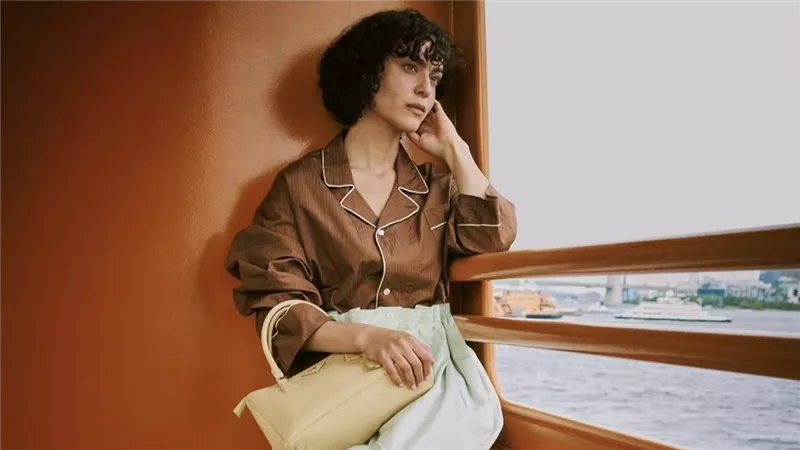 الممثلة المصرية الفلسطينية 	مي القلماوي تُضيء تفاصيل حقيبة غاليريا من برادا بإطلالات جذابة