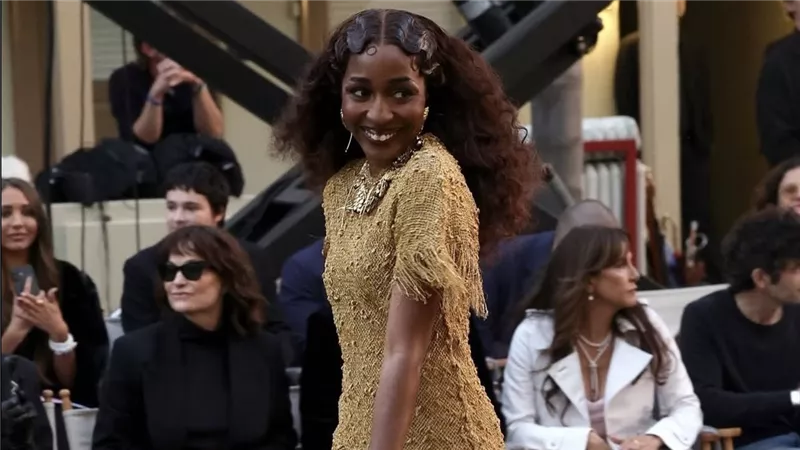  آيو إدبيري تتألق بفستان شانيل احتفالًا بسحر هوليوود الكلاسيكية في Vogue World
