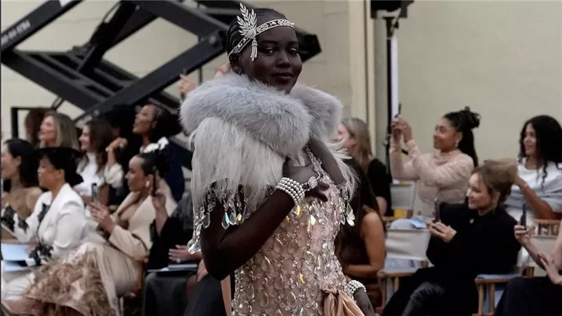 	دار برادا وكاثرين مارتن تنقلان هوليوود الكلاسيكية إلى منصة Vogue World عبر إطلالة أدوت أكيش