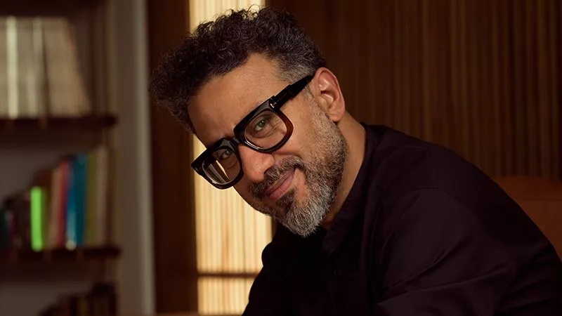 محمد عطية يُشرف على ديكور افتتاح المتحف المصري الكبير