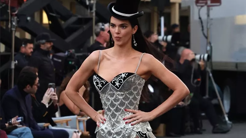 كيندل جينر تفتتح Vogue World 2025 بإطلالة مولان روج تخطف الأنظار
