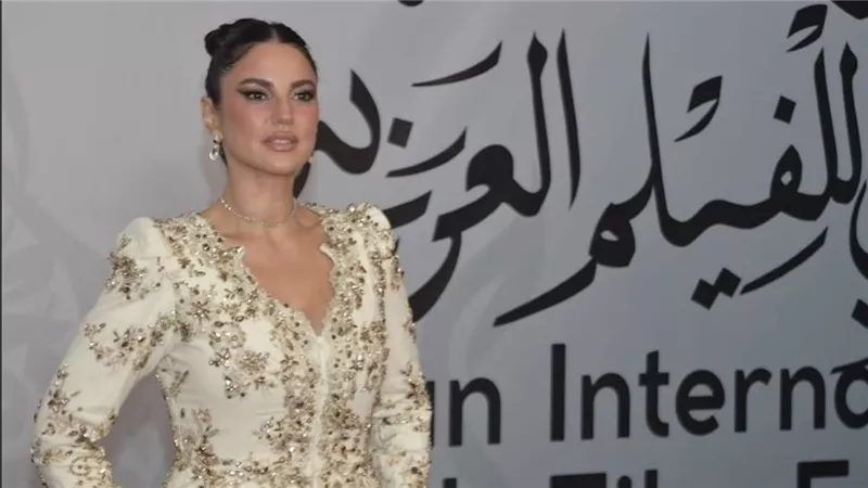 درة زروق تتألق بالأبيض الذهبي في مهرجان وهران الدولي للفيلم العربي 2025