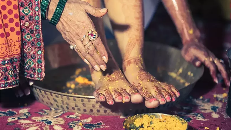كيف يربط الكركم حفلات الزفاف الهندية عبر الأجيال؟