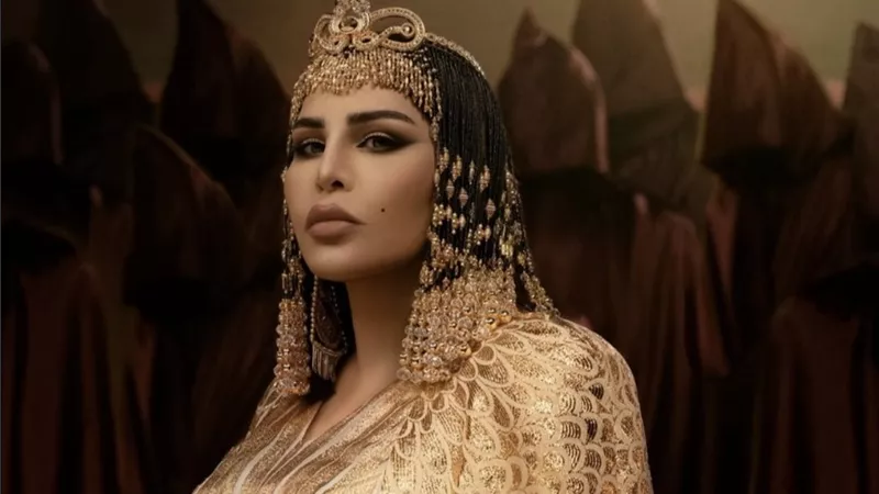أحلام تتألق بالتاج الفرعوني احتفالًا بافتتاح المتحف المصري الكبير: “بحب مصر وبيها مغرمة