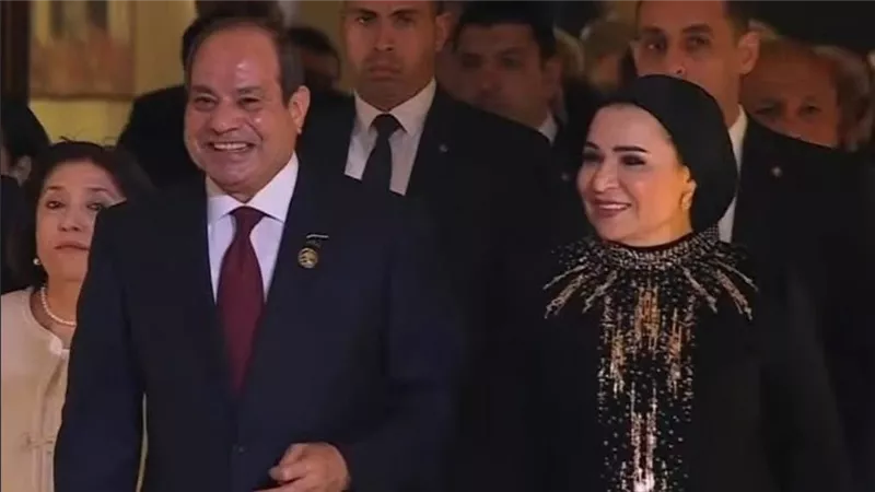 السيدة انتصار السيسي تخطف الأنظار بأناقة فرعونية تجسد الرُقي بتوقيع مرمر حليم في افتتاح المتحف المصري الكبير