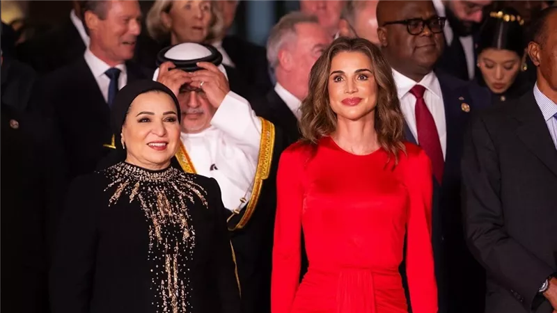 الملكة رانيا تشارك في افتتاح المتحف المصري الكبير بإطلالة أنيقة من دولتشي آند غابانا