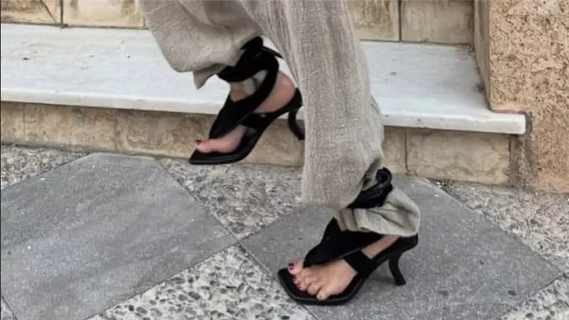  موضة الموسم: بنطلونات برباط الكاحل (Ankle-tied pants )تمنح الإطلالة توازنًا بين الأناقة والراحة