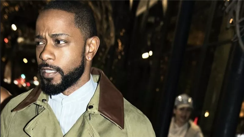 الأناقة تلتقي بالفن… لاكيث ستانفيلد يخطف الأنظار بإطلالة Dior من تصميم جوناثان أندرسون