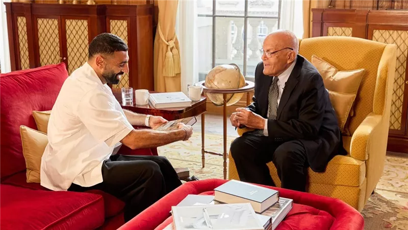 محمد صلاح يحاور مجدي يعقوب في لقاء خاص يُعرض قريبًا على 