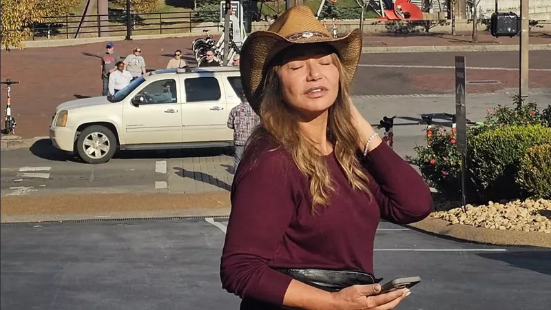ليلي علوي تتحول إلى Cowgirl في أحدث ظهور لها بأمريكا