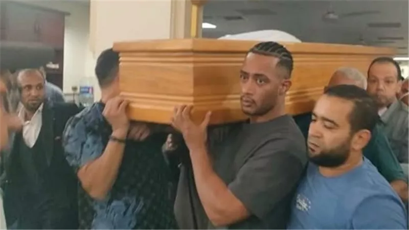 وصول جثمان والد محمد رمضان إلى مسجد مصطفى محمود