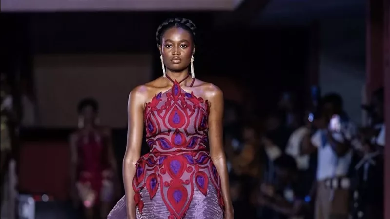 ألوان غنية وتصاميم متقنة في عرض Ejiro Amos Tafiri ضمن فعاليات LagosFW25”