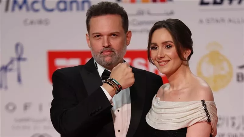محمد محمود عبد العزيز يطلب الدعاء لزوجته بعد ولادة صعبة: نزيف داخلي وتدخل جراحي عاجل