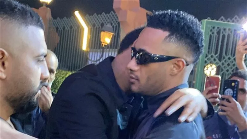 محمد رمضان يقدم واجب العزاء فى السيناريست أحمد عبدالله