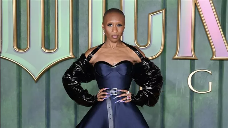 إطلالة راقية: سينثيا إريفو وجيف غولدبلوم يلفتان الأنظار بتصاميم Prada الراقية في عرض “Wicked: For Good”