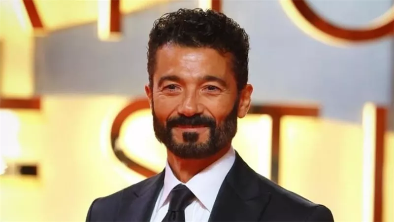 خالد النبوي يهنئ المخرج محمد عبد العزيز علي تكريمه بمهرجان القاهرة السينمائي 