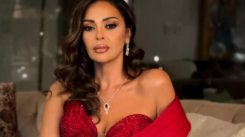 داليا البحيري تتألق بإطلالة حمراء ساحرة بتوقيع هانى البحيري في افتتاح  القاهرة السينمائي الدولي