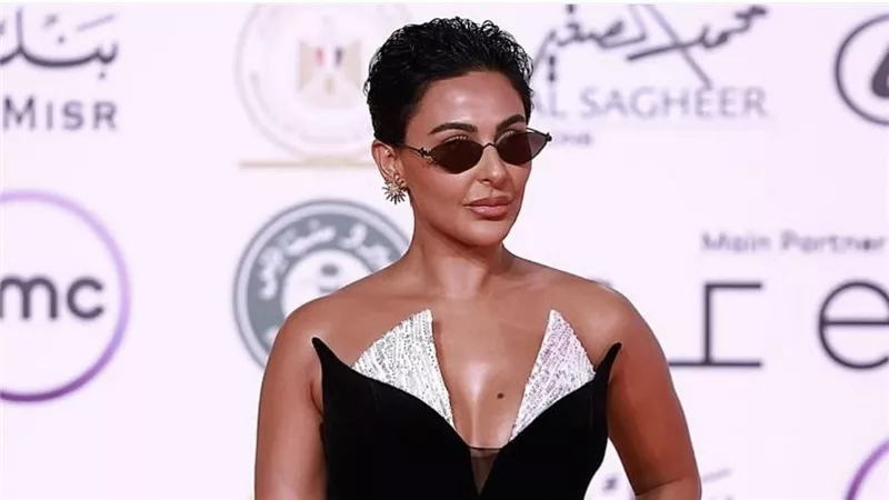 ميس حمدان من افتتاح القاهرة السينمائي: قررت تقليد عارضة اجنبية الليلة في لوك النظارة