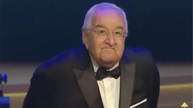 تكريم المخرج الكبير محمد عبد العزيز بجائزة الهرم الذهبي