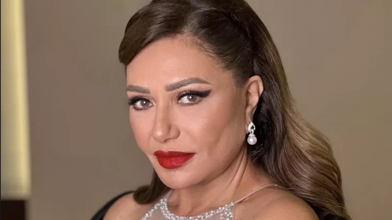 ليلى علوي تخطف الأنظار بفستان اللؤلؤ في افتتاح مهرجان القاهرة السينمائي