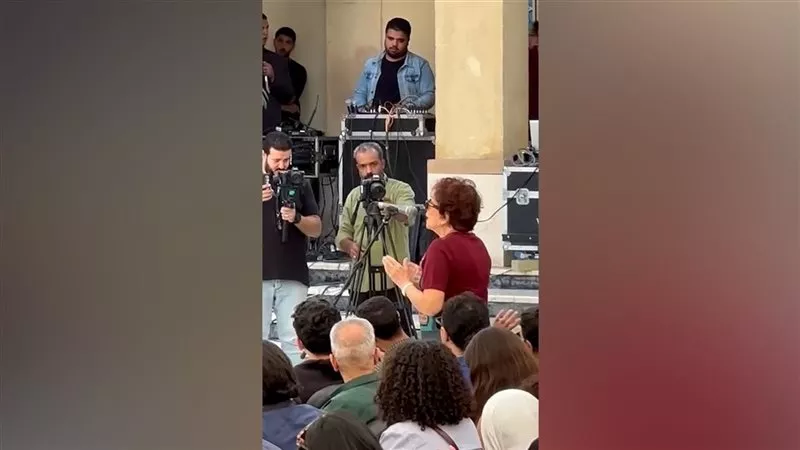 لم تتمالك دموعها، لبلبة تغني 
