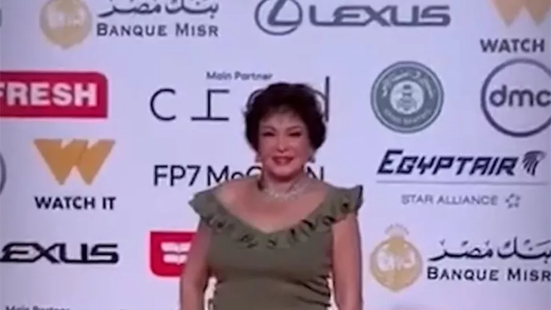 لبلبة تمازح المصورين في مهرجان القاهرة السينمائي: محدش قال لي فستانك حلو