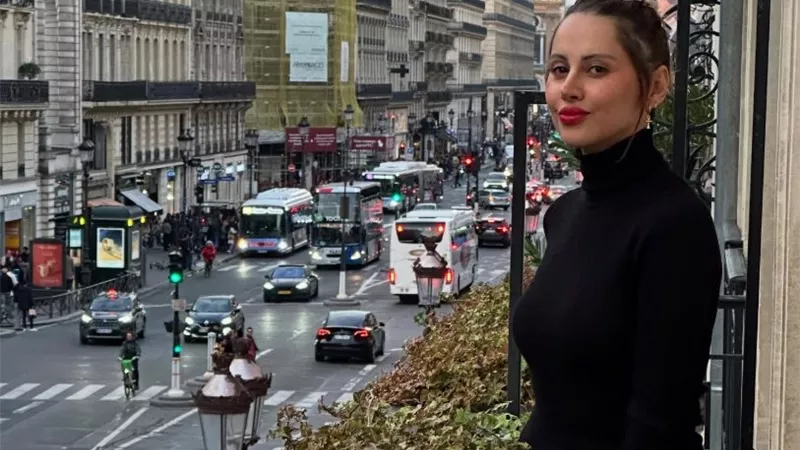 ياسمين رئيس تقضي عطلة بأجواء شتوية في شوارع باريس