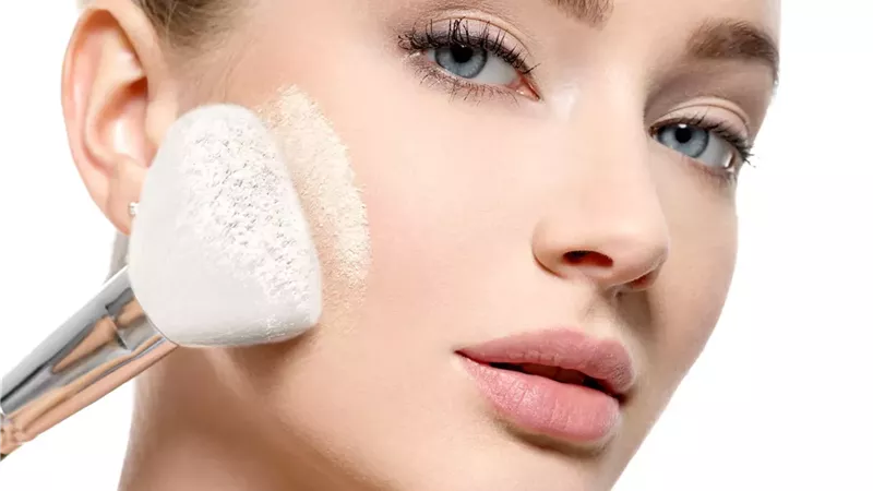 للتحكم في اللمعان الزائد.. إليكِ أفضل بودرة تثبيت المكياج