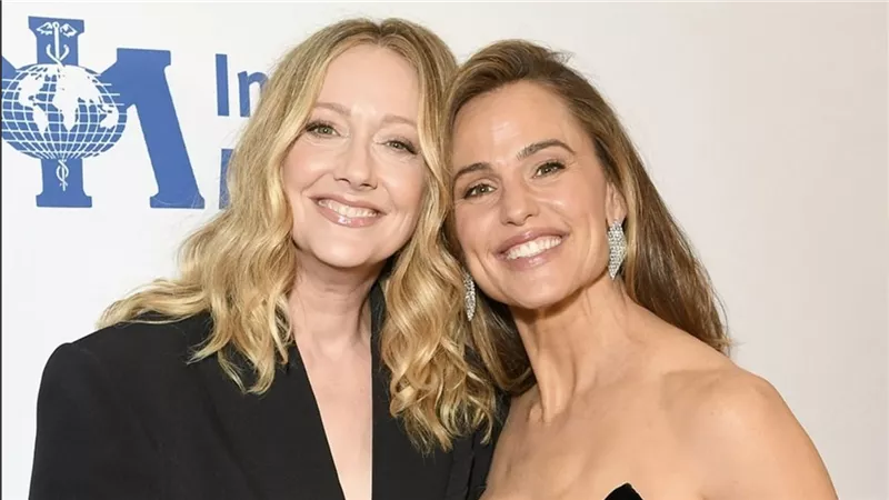 نجمتا “13 Going on 30” تجتمعان مجددًا في احتفال International Medical Corps