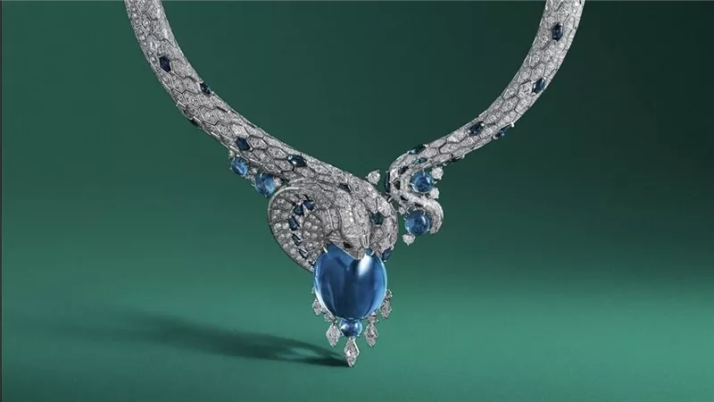 Cartier تكشف عن عقد Najaatra الجديد بتصميم كوبرا متقن من إبداعات غونغ لي