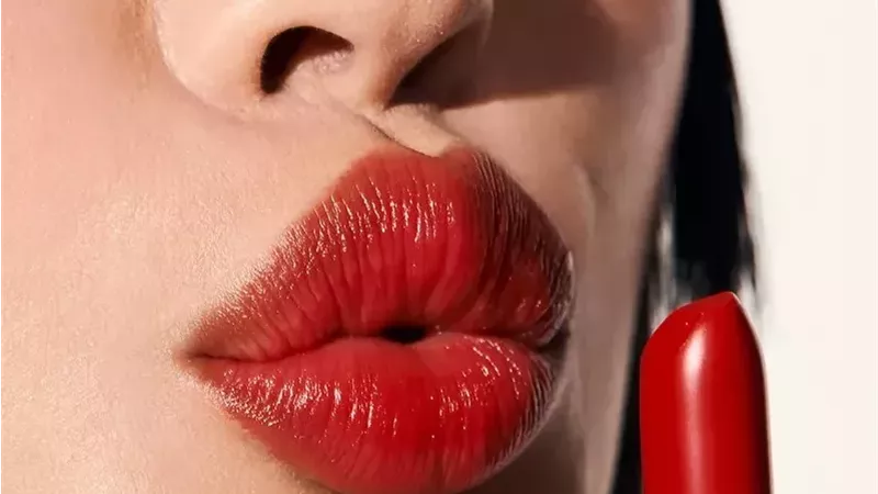  حيل لأحمر الشفاه الفرنسي تمنحك اطلالة طبيعية وجذابة