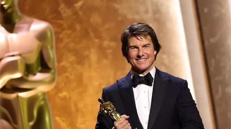توم كروز يحصد جائزة الأوسكار الفخرية ويلقي خطاب مؤثر في حفل Governors Awards