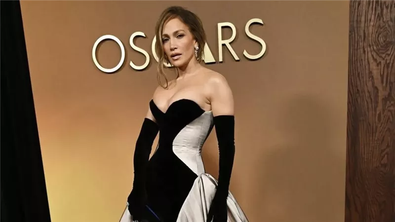 	جينيفر لوبيز تتألق بتصميم تمارا رالف في حفل Governors Awards