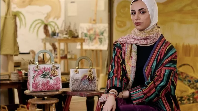 الفنانة الكويتية ليمامة راشد تعيد ابتكار Lady Dior برموز سريالية في الذكرى العاشرة لـ Dior Lady Art 	