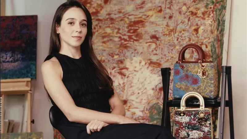 صوفيا لوب تعيد ابتكار Lady Dior برؤية فنية تحتفي باللون والملمس في الذكرى العاشرة لـ Dior Lady Art