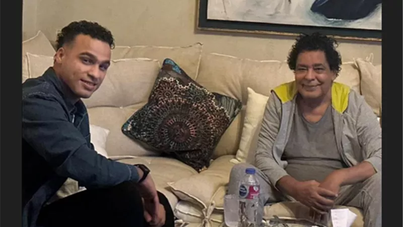 استنوا شغل جديد.. الشاعر مصطفى حدوته يكشف عن كواليس لقائه بالفنان محمد منير
