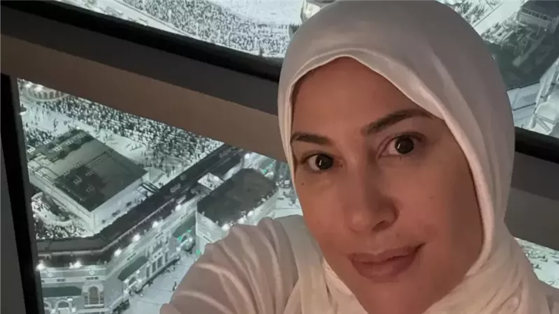 هند صبري تؤدي مناسك العمرة في ليلة عيد ميلادها 