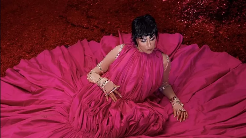 غادة عبد الرازق تعتمد أسلوباً سينمائياً في أحدث جلسة تصوير بفستان فوشيا متعدد الطبقات