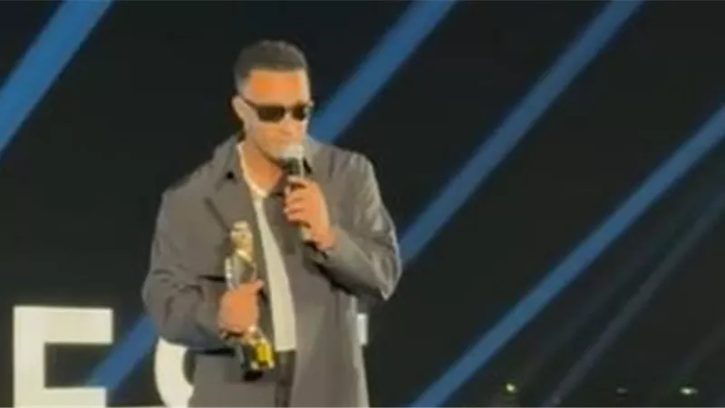 محمد رمضان يهدي تكريمه في The best لوالده الراحل ويوجه له رسالة مؤثرة